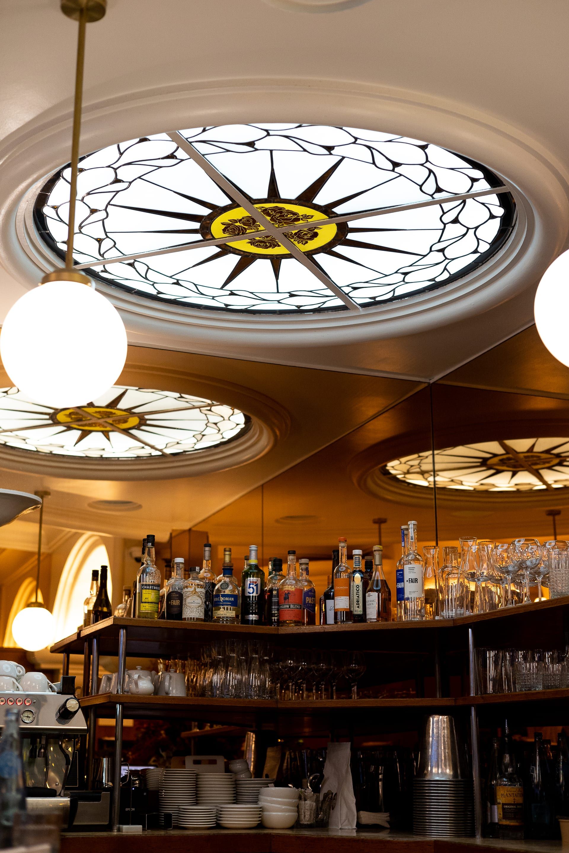 Le bar sous la coupole en vitrail