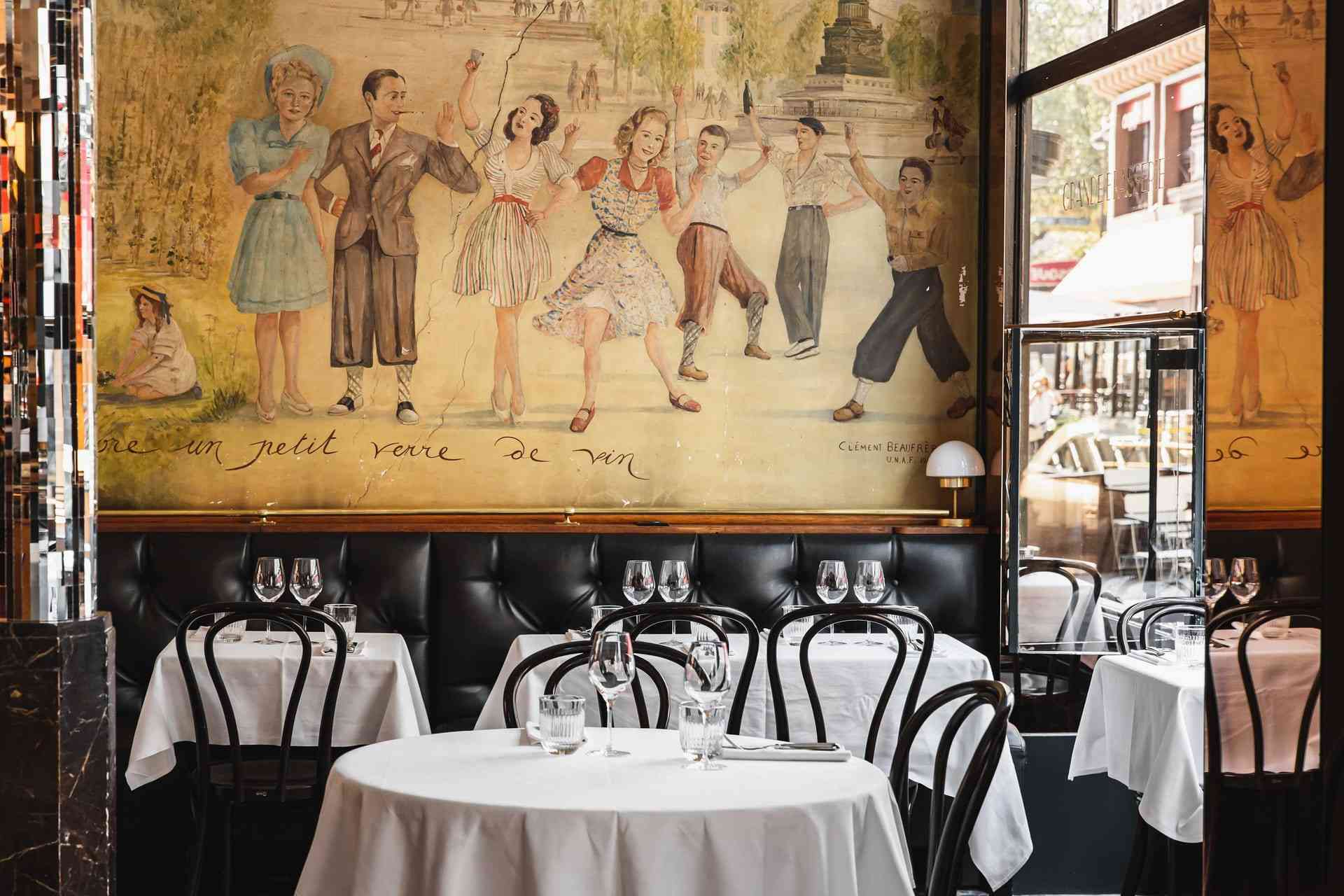 Salle de la Grande Brasserie, fresque murale et tables dressées