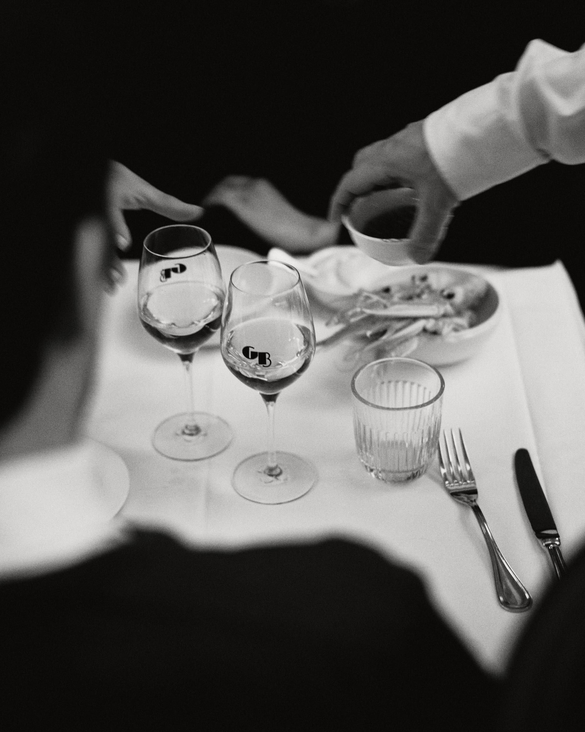 Verres gravés du monogramme GB sur une table dressée